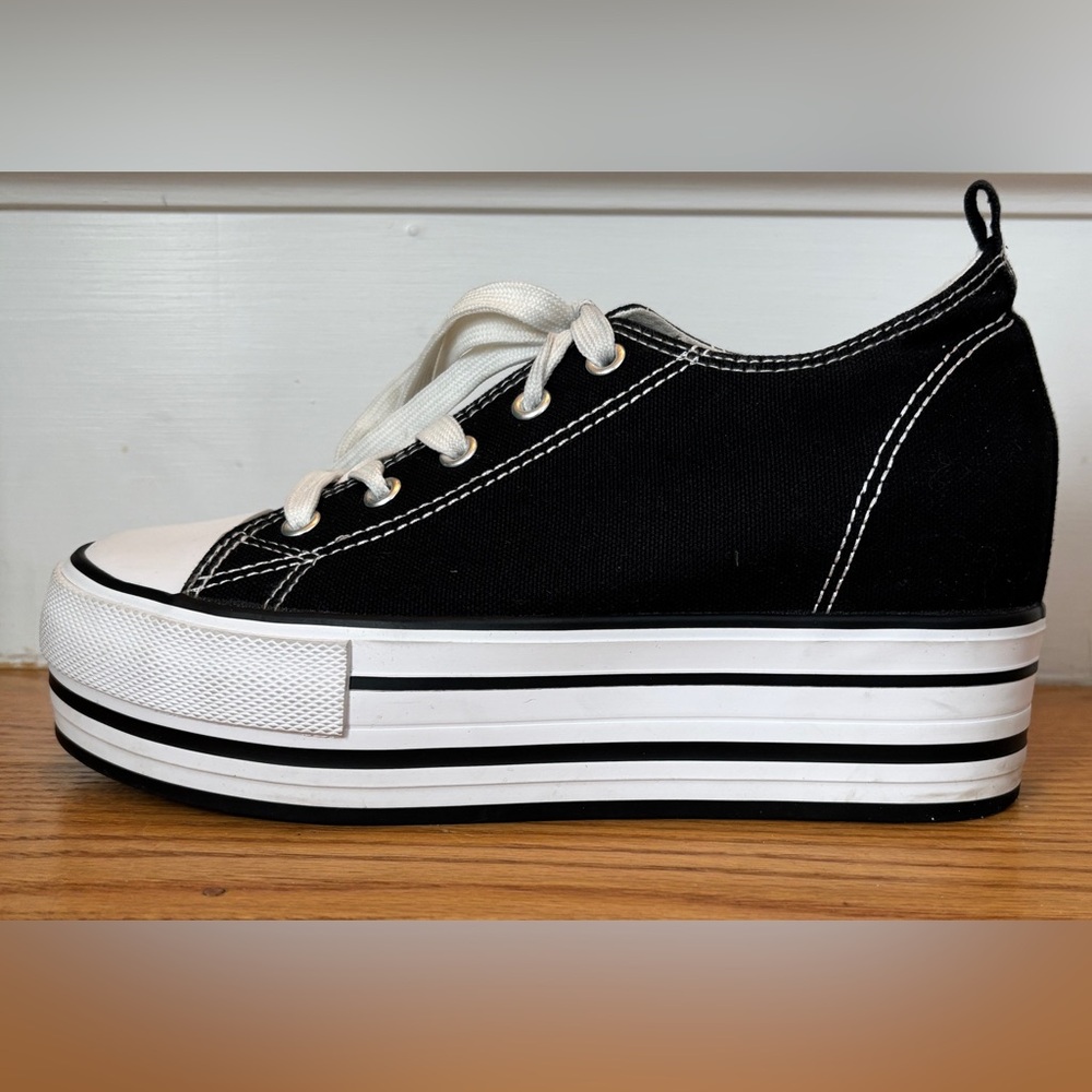 Women’s Black and White Platform Sneakers. Size 7.  Good condition.